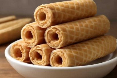 Thumbnail for Шикарный вид домашних вафельных трубочек с полезным кремом